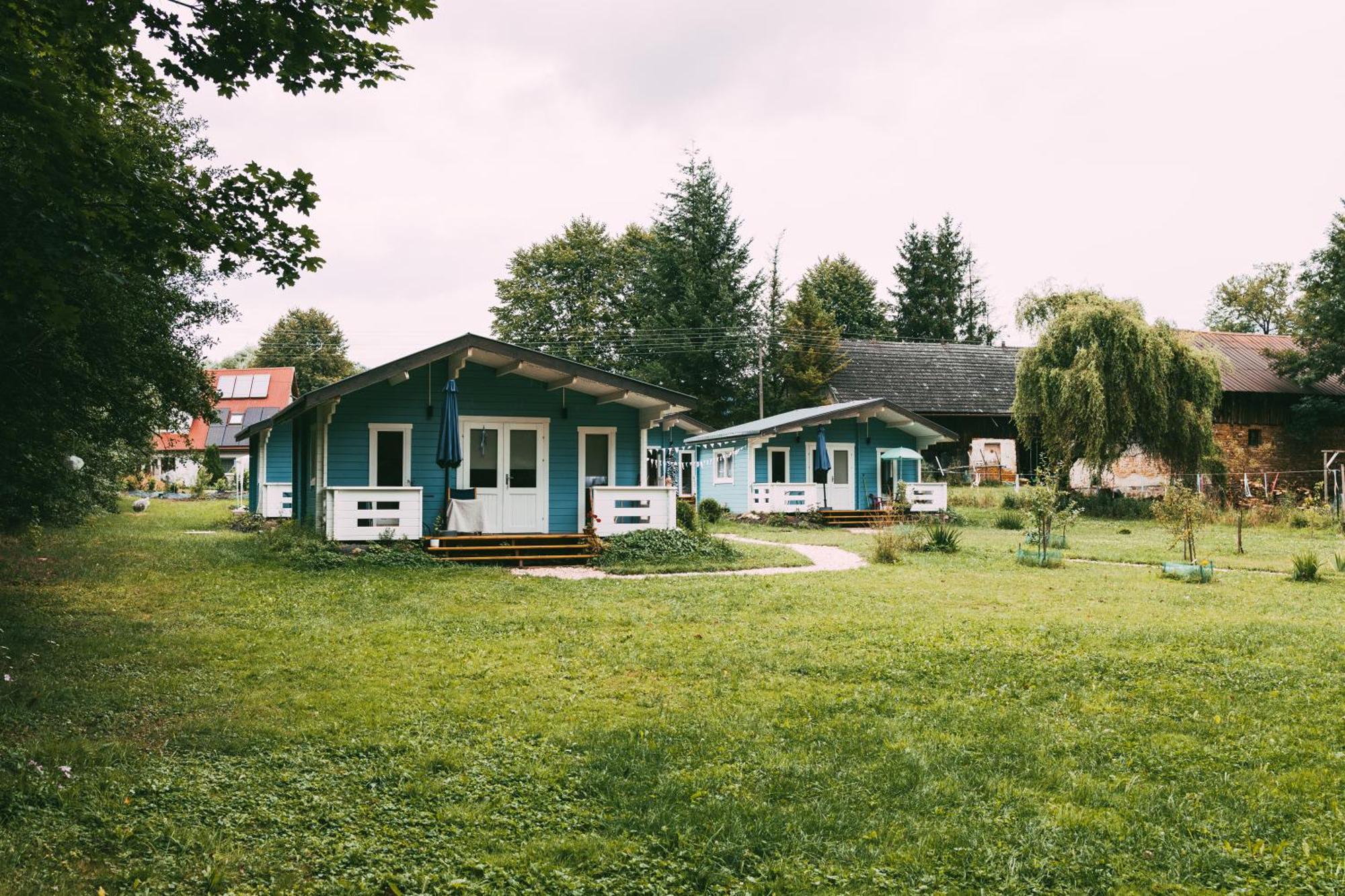 Domek Caloroczny Na Wylacznosc Niebieska Osada Nad Gorskim Potokiem Stary Waliszow Екстериор снимка